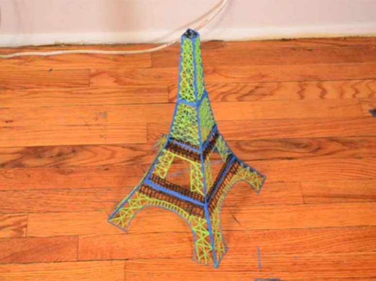 Torre Eiffel desenhada com caneta 3D ficou com 60 centímetros de altura