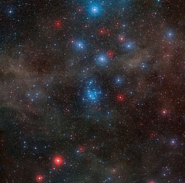 Vista de grande angular do aglomerado estelar aberto NGC 2547
