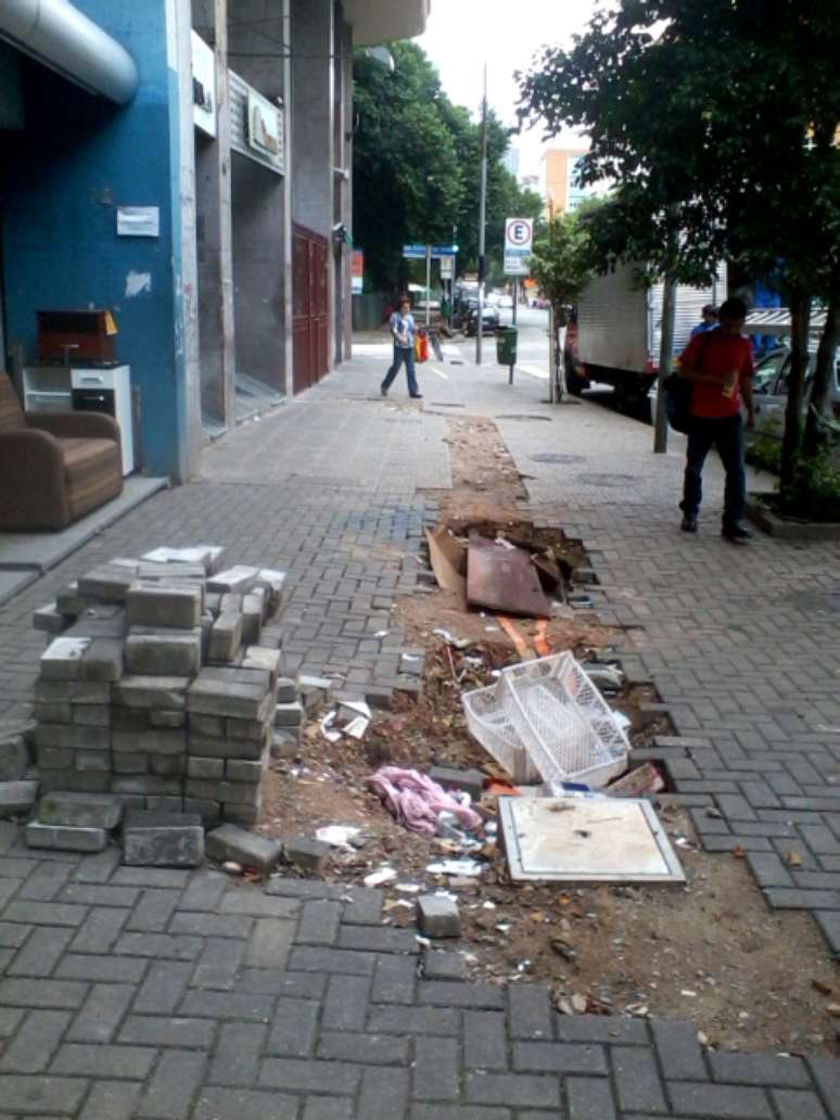 Buraco na região central de São Paulo atrapalha pedestres