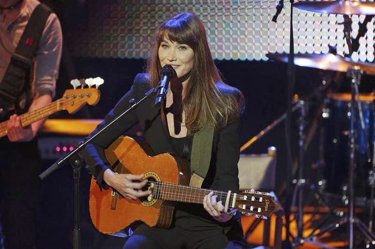 <p>Carla Bruni, mulher de Nicolas Sarkozy, teria até se comprometido a aprender holandês</p>