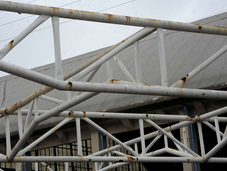 <p>Problemas na estrutura do est&aacute;dio levou ao fechamento</p>