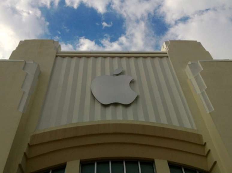 <p>Apple busca forma de entrar nas salas de estar dos consumidores, e rumores afirmam que gigante de Cupertino prepara televisor próprio</p>