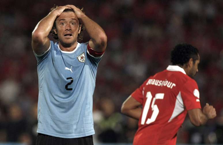 Diego Lugano se desespera com pênalti não assinalado pela arbitragem na derrota do Uruguai para o Chile