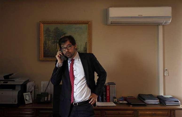 Vice-chanceler do Afeganistão, Jawed Ludin, fala ao telefone antes de entrevista em Cabul. Afeganistão está chocado com a "complacência" do Paquistão no nascente processo de paz afegão, e está pronto para trabalhar sem a ajuda do governo paquistanês na reconciliação, afirmou Ludin à Reuters. 27/03/2013