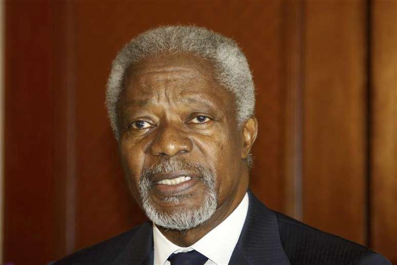 Ex-secretário-geral da ONU Kofi Annan vai à coletiva de imprensa com ex-presidente da Tanzânia Benjamin Mkapa in Nairóbi, no Quênia, em outubro de 2012. O ex-enviado da ONU e da Liga Árabe para a Síria acredita que está tarde demais para uma intervenção militar no país e que armar os adversários do presidente Bashar al-Assad não vai acabar com a crise. 11/10/2012