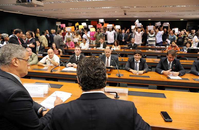 Deputado Marco Feliciano (centro, de costas) preside mais uma sessão tumultuada da Comissão de Direitos Humanos