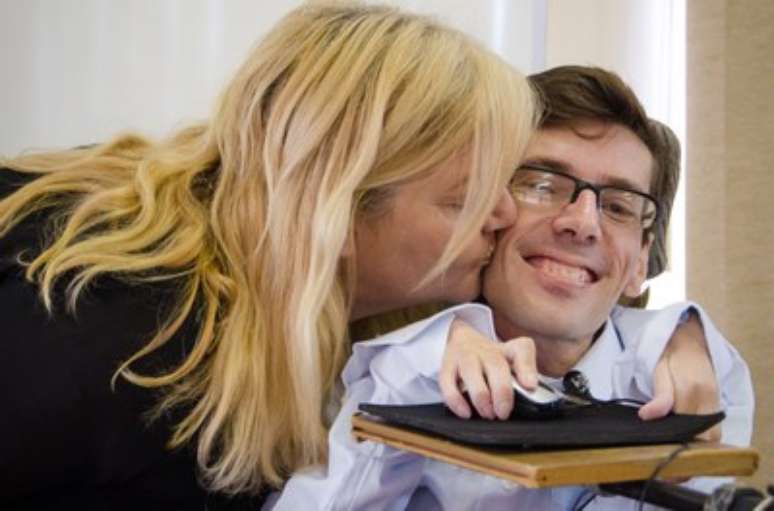Orgulhosa, a mãe beija Dusik após a conclusão do mestrado na UFRGS