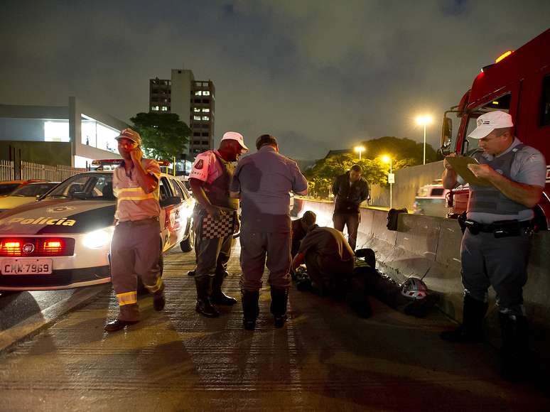 <p>No dia 2, um ônibus caiu de um viaduto e matou sete pessoas na avenida Brasil</p>