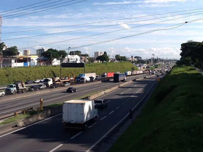 O trânsito ficou complicado na pista expressa, sentido Rio de Janeiro