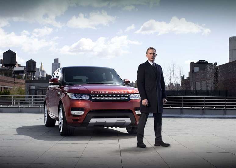 O espião mais famoso do mundo sempre foi conhecido por dirigir esportivos da Aston Martin. No entanto, o ator que interpretou os últimos filmes de James Bond apareceu nesta semana para o lançamento da Range Rover Sport