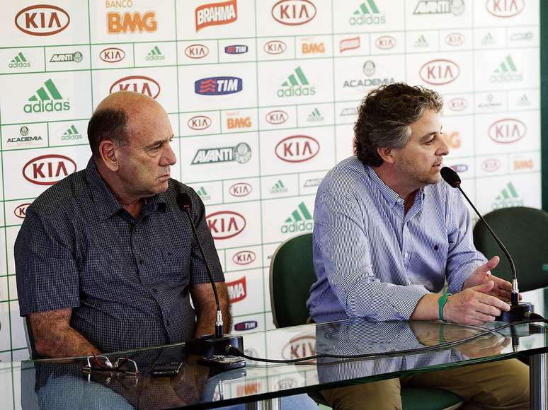 <p>Brunoro (à esquerda) explicou prioridade aos sócios do Palmeiras</p>