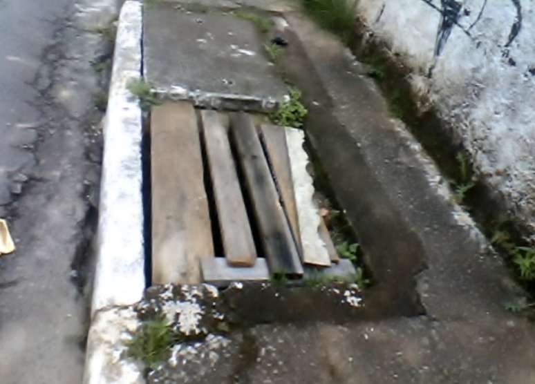 Pedaços de madeira foram colocados em bueiro sem tampa na zona norte de São Paulo