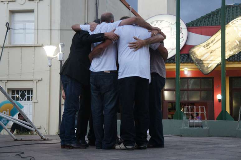 <p>Manifestação no palco do evento terminou com um abraço coletivo da diretoria da associação de vítimas</p>