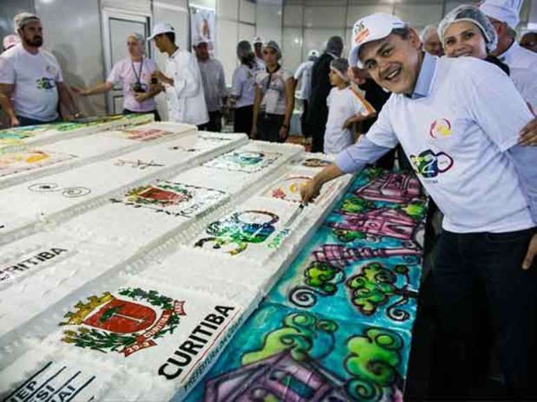 Fruet cortou o primeiro pedaço do bolo de 320 kg