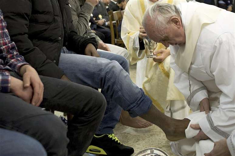<p>Papa Francisco lavou os&nbsp;p&eacute;s de um detento na pris&atilde;o juvenil Casa del Marmo, em Roma</p>
