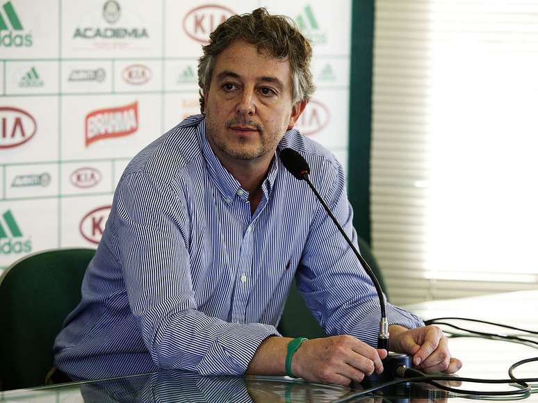 <p>Presidente do Palmeiras remarcou jogos e agendou treino em campo sint&eacute;tico</p>