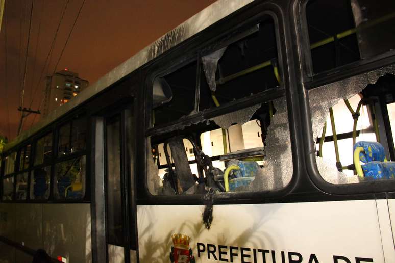 Ônibus ficou bastante danificado após o ataque