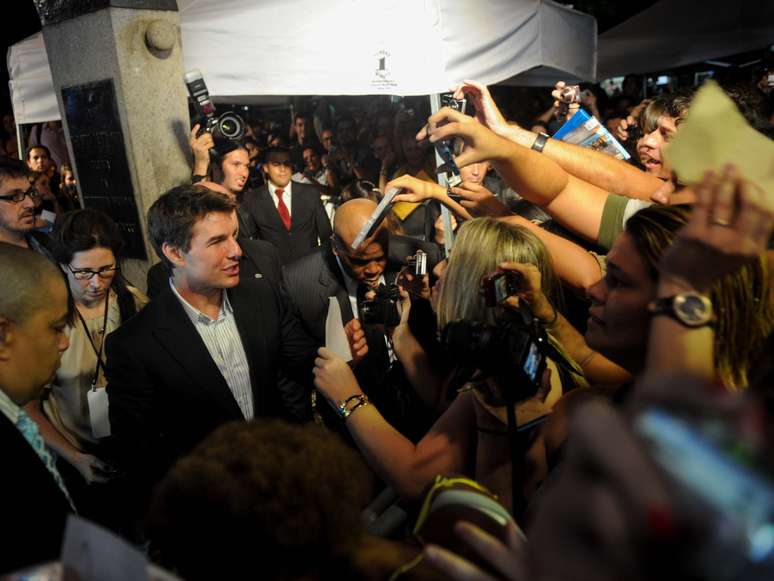 <p>O ator Tom Cruise esteve no Cine Odeon, na região central do Rio de Janeiro, para divulgar seu novo filme, 'Oblivion', nesta quarta-feira (27). No evento do longa, que estreia no Brasil no dia 12 de abril, houve um pequeno tumulto quando o astro se aproximou dos fãs</p>