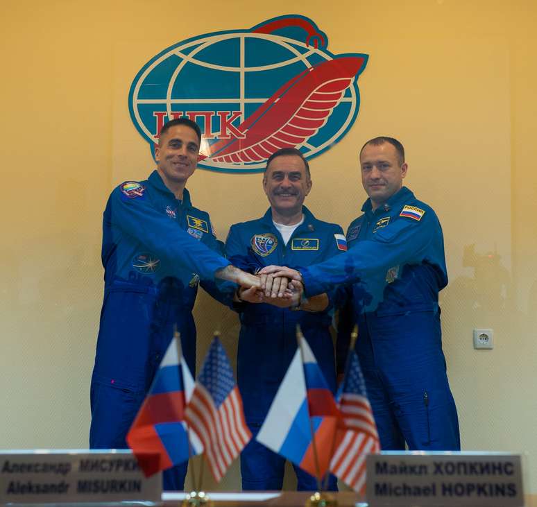 Os membros da Expedição 35 - Chris Cassidy (esq.), Pavel Vinogradov (centro) e Alexander Misurkin (dir.) - são vistos antes de embarcar na nave Soyuz que foi lançada em direção à ISS