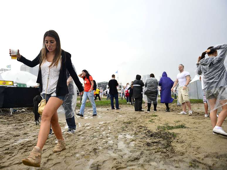 Quem compareceu ao primeiro dia da segunda edição do Lollapalooza, nesta sexta-feira (29), no Jockey Club, em São Paulo, se deparou com vários lugares tomados pela lama e pelo cheiro de esterco de cavalo. A chuva da madrugada de São Paulo pegou muitos fãs de música de surpresa