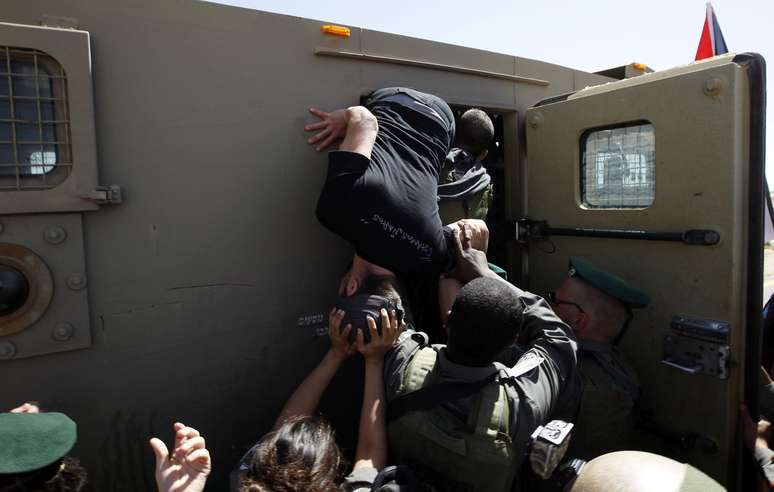 Estrangeiro tenta escapar de veículo após ser detido por autoridades israelenses sob suspeita de atacar um policial