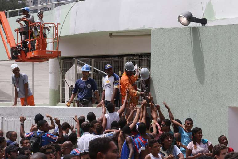 <p>Operários foram flagrados (foto), mas Polícia Militar e responsáveis pelo estádio ignoraram irregularidade</p>