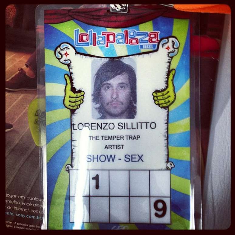Guitarrista do The Temper Trap brinca com cara de "bandido" em foto da credencial do Lollapalooza