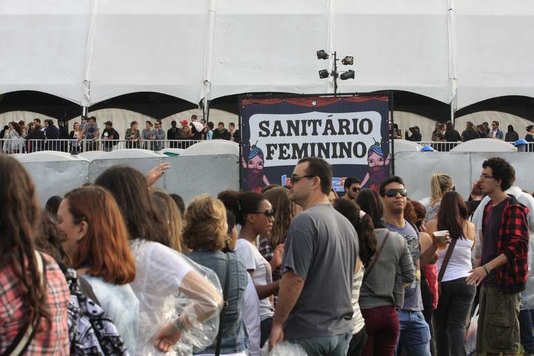 Público feminino enfrentou até 30 minutos na fila para o banheiro químico. Com a lama que tomou conta do Jockey Club de São Paulo por causa da chuva, a situação se complicou