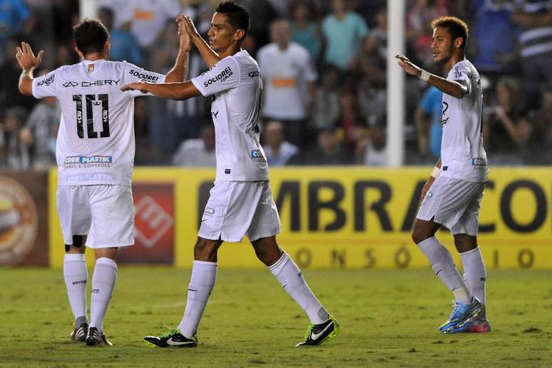 <p>Montillo comemora gol na Vila Belmiro; dentro do número, a marca da CSU estampada, empresa da qual o dirigente é conselheiro</p>