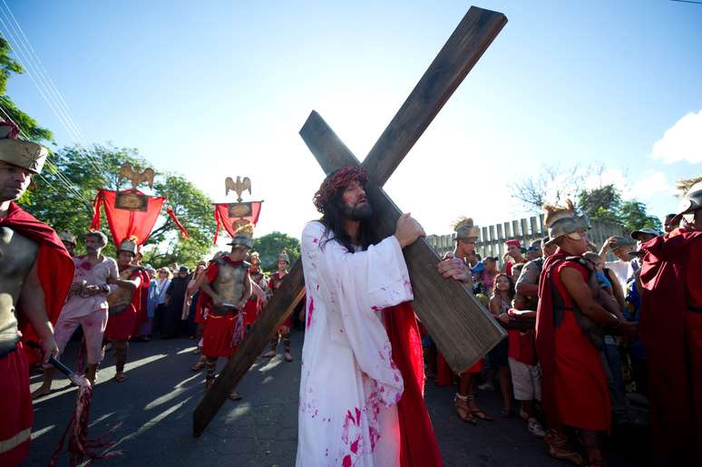 <p>Encenação da Via Sacra no Morro da Cruz em Porto Alegre</p>