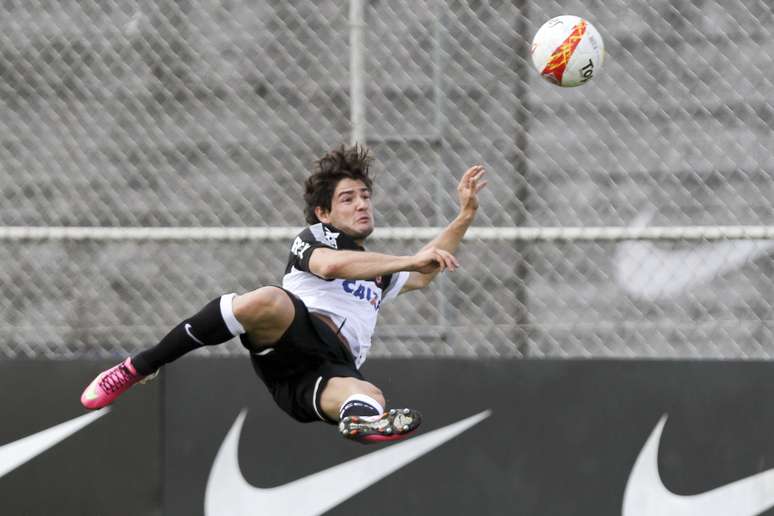 <p>Alexandre Pato arrisca voleio durante treinamento do Corinthians, nesta sexta-feira, no Centro de Treinamento Joaquim Grava. Veja mais fotos da atividade:</p>