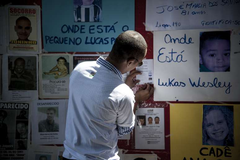 <p>Cartazes e fotos dos desaparecidos foram pendurados durante manifesta&ccedil;&atilde;o em S&atilde;o Paulo</p>