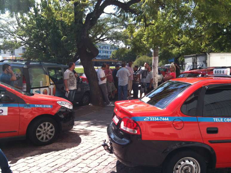 <p>Taxista protestaram pelas mortes de membros da categoria em Porto Alegre</p>