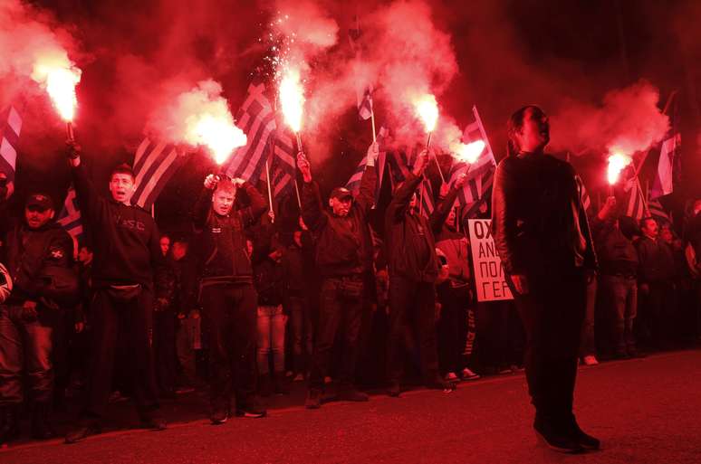 Apoiadores do partido de extrema direita grego Aurora Dourada entoam o hino nacional da Grécia em 22 de março