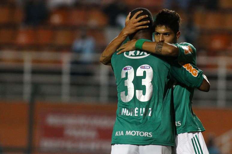 Leandro abraça André Luiz após abrir o placar da vitória do Palmeiras sobre o Linense no Pacaembu