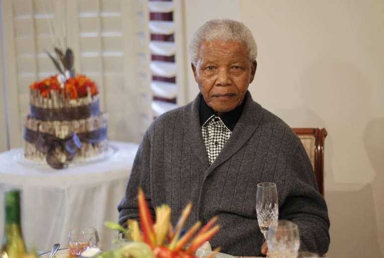 Ex-presidente da &Aacute;frica do Sul Nelson Mandela na celebra&ccedil;&atilde;o de seu 94o anivers&aacute;rio em sua casa, na vila Qunu. Ele continua respondendo ao tratamento depois de passar uma terceira noite no hospital por uma infec&ccedil;&atilde;o pulmonar, informou o gabinete do presidente Jacob Zuma neste s&aacute;bado. 18/07/2012.