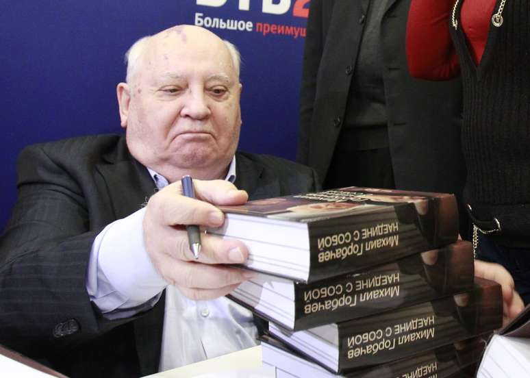<p>Mikhail Gorbachev criticou que o líder russo Vladimir Putin tenha utilizado "métodos autoritários" durante sua gestão</p>