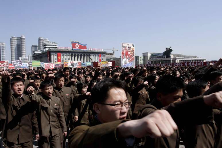 <p>Norte-coreanos celebram anúncio de combate em grande escala</p>