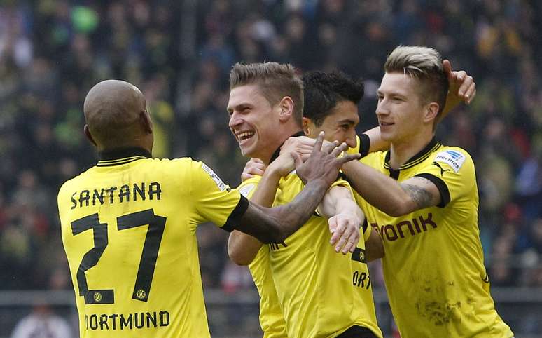 Piszczek fez um dos gols do Dortmund na vitória sobre o Stuttgart