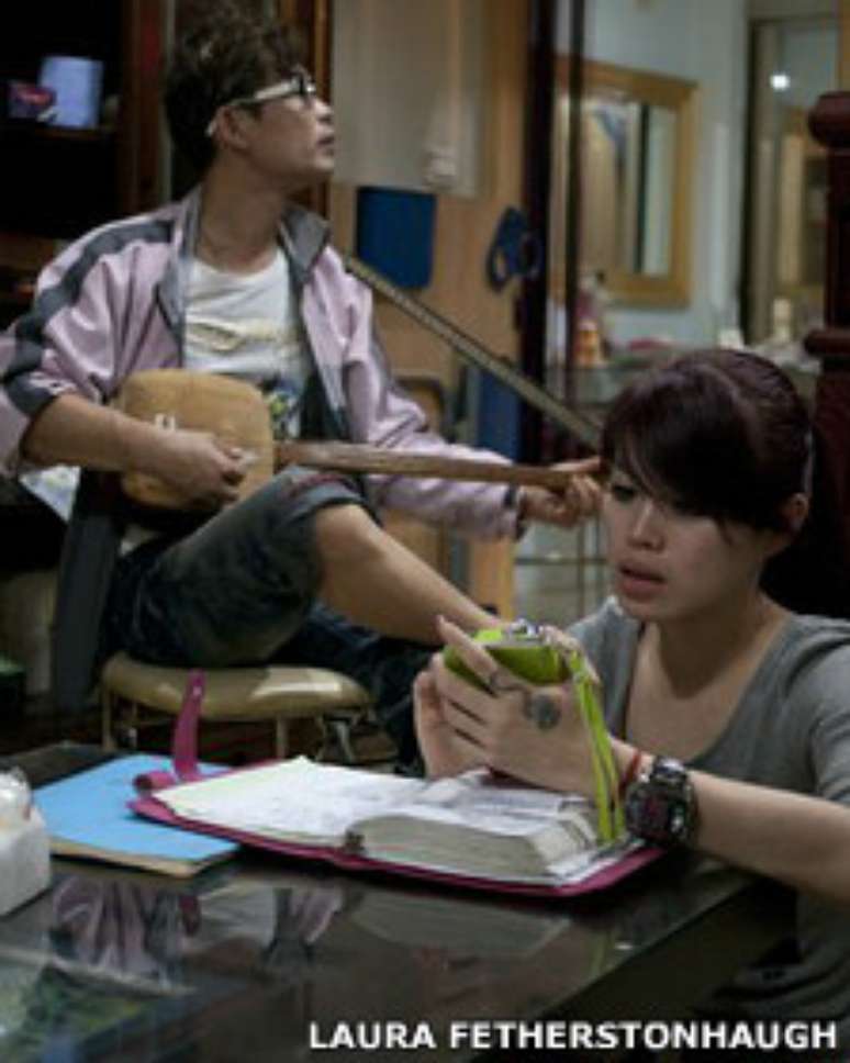 <p><span style="color: rgb(80, 80, 80); font-family: arial, verdana, sans-serif; font-size: 13px; line-height: 16px;">Liu trabalha com a fam&iacute;lia, mantendo a tradi&ccedil;&atilde;o que aprendeu com a m&atilde;e e a av&oacute;</span></p>