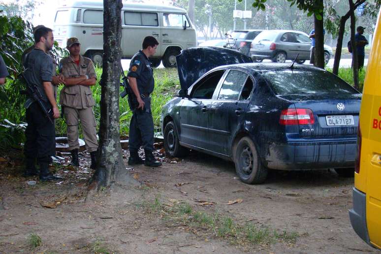 Corpo de policial militar foi encontrado dentro do porta-mala de seu carro, na avenida Brasil, na altura de Bangu