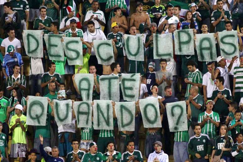 Em mais uma crise, o Palmeiras viu a torcida protestar nas arquibancadas do Pacaembu em partida contra o Linense