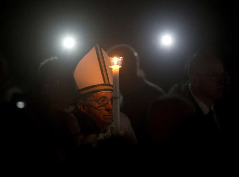 Papa Francisco participa da vig&iacute;lia de P&aacute;scoa no Vaticano