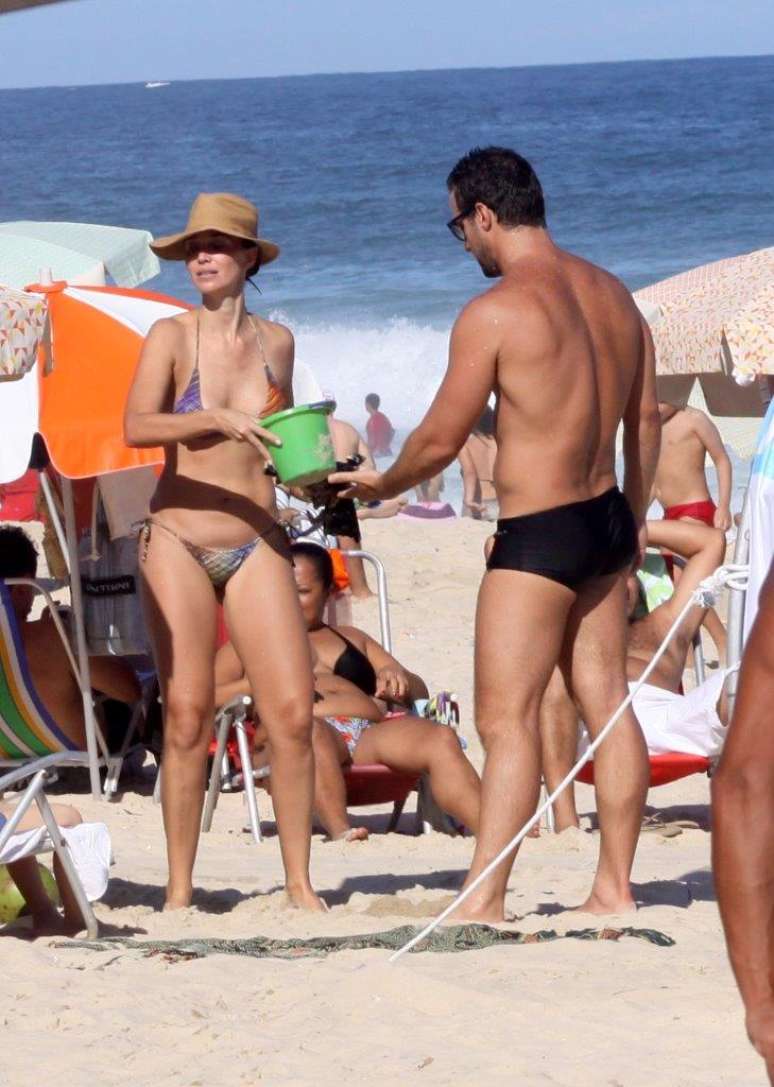 O ator Carlos Bonow aproveitou o domingo de Páscoa com a família na praia, no Rio de Janeiro