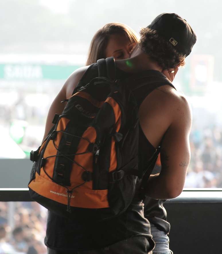 <p>No camarote dos famosos, no terceiro dia de Lollapalooza, Caio Castro foi clicado trocando beijos com uma garota. Antes, ele foi visto carregando ela no colo</p>