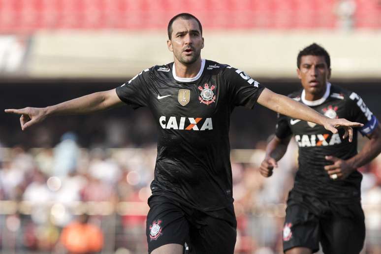 <p>Danilo comemora belo gol que empatou o clássico com o São Paulo no Morumbi; Corinthians venceu de virada com gol de Alexandre Pato</p>