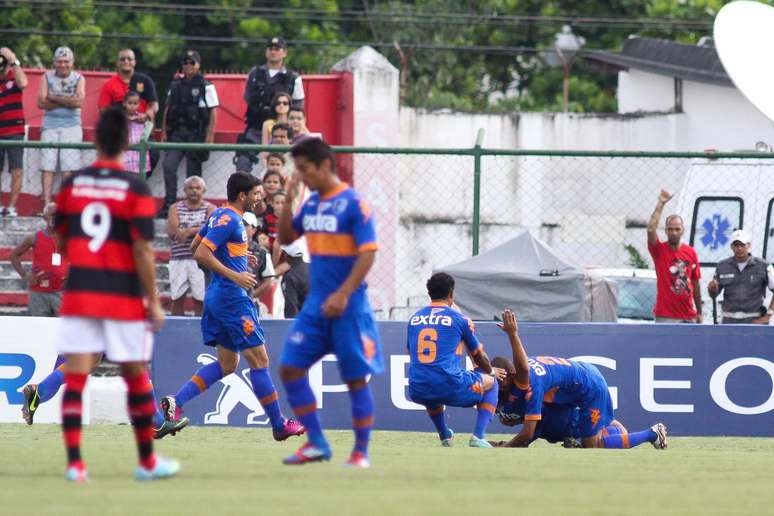 <p>Com gols de André Castro e Hyuri, Audax surpreende e vence Flamengo por 2 a 1, afastando o time rubro-negro das semifinais da Taça Rio, segundo turno do Campeonato Carioca</p>