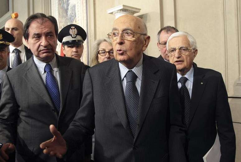 Presidente da Itália Giorgio Napolitano ao deixar uma coletiva de imprensa no Palácio Quirinale, em Roma. Aos 87 anos, ele vai enfrentar o maior teste de sua carreira durante suas últimas semanas no cargo, enquanto tenta encerrar o impasse para evitar que um novo governo seja formado mais de um mês depois das eleições para primeiro-ministro. 30/03/2013.