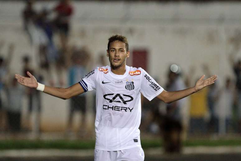 Foto de Bola De Futebol No Gol No Fundo De Tela Verde Chave De