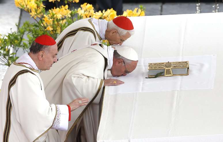 Francisco beija o altar principal ap&oacute;s missa na Pra&ccedil;a S&atilde;o Pedro
